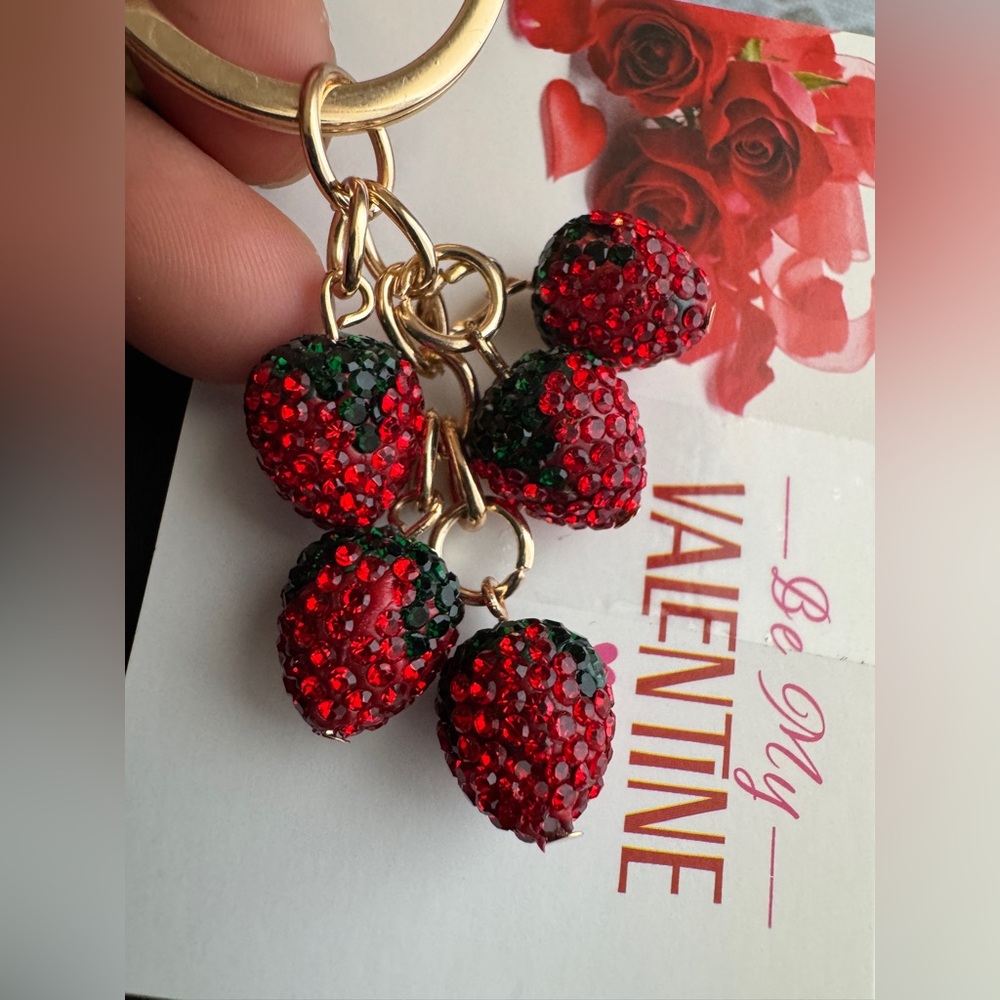 Strawberry 🍓 Keychain / Keyring - Picture 3 of 3